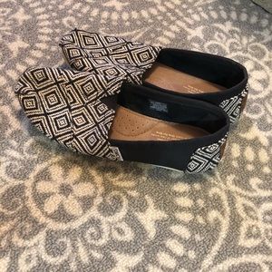 EUC black and white Toms